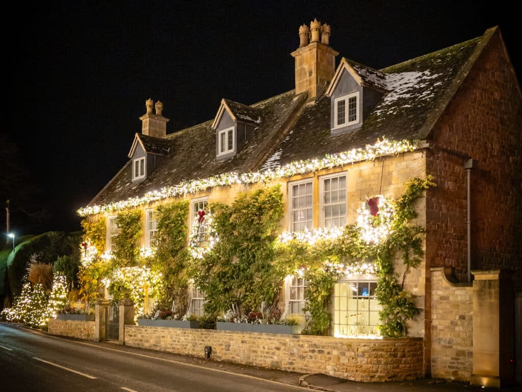 Cottage in Broadway covered in Christmas lights
