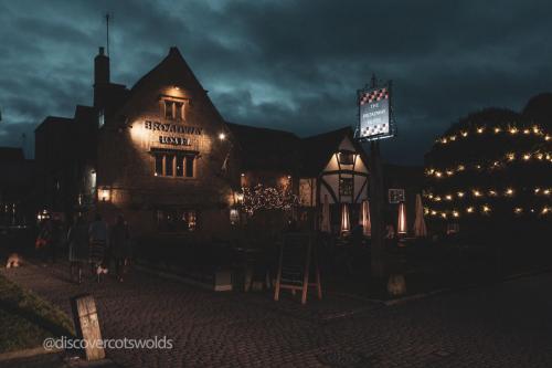 Broadway Hotel in Broadway at night, Christmas time